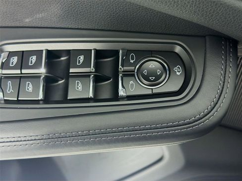 Used 2025 Porsche Macan AWD/4WD image 13