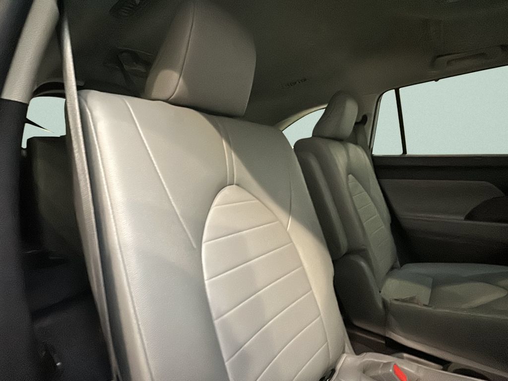 Used 2022 Toyota Highlander XLE AWD/4WD image 18