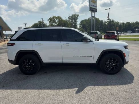Used 2025 Jeep Grand Cherokee Altitude AWD/4WD image 9