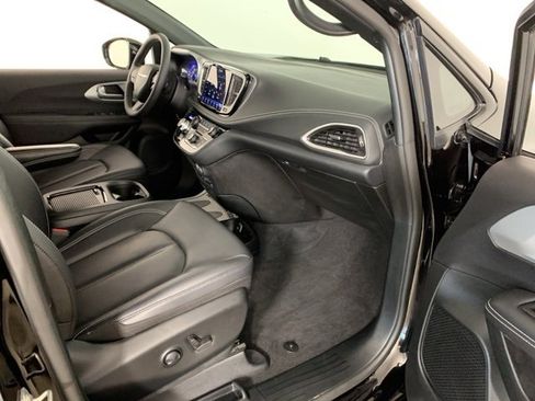 Used 2024 Chrysler Pacifica Touring-L w/ Uconnect Theater Family Group image 40