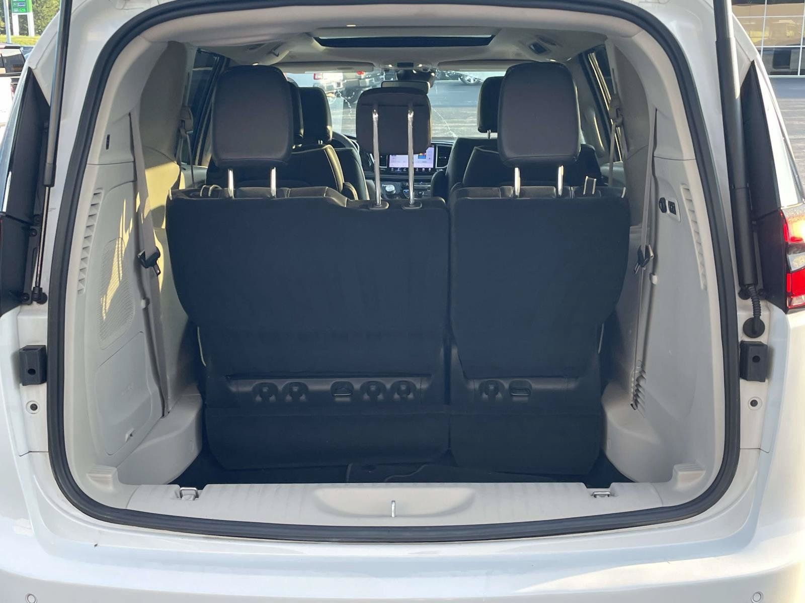 Certified 2022 Chrysler Pacifica Limited AWD/4WD image 6