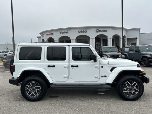 Used 2025 Jeep Wrangler Sahara image 8
