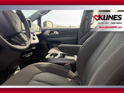 Used 2023 Chrysler Pacifica Touring FWD image 10