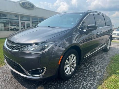 Used 2019 Chrysler Pacifica Touring-L FWD image 4