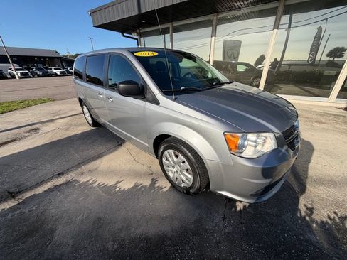 Used 2018 Dodge Grand Caravan SE w/ UConnect Hands-Free Group FWD image 9