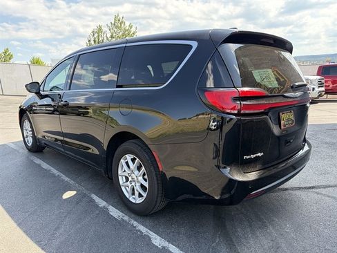 Used 2025 Chrysler Pacifica Select FWD image 9