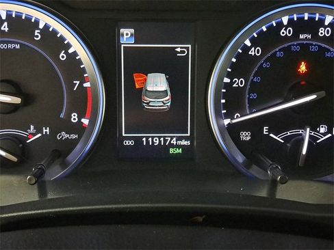 Used 2017 Toyota Highlander XLE w/ Carpet Mat Package image 2