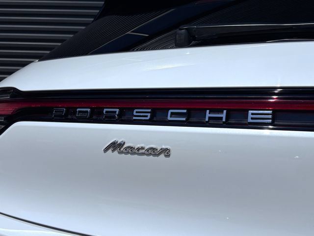 Certified 2024 Porsche Macan AWD/4WD image 27