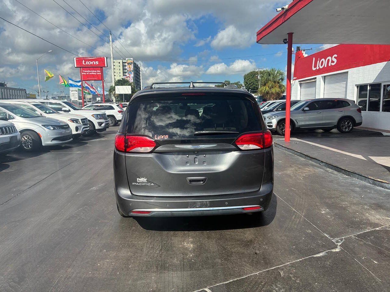 Used 2018 Chrysler Pacifica Touring-L FWD image 2