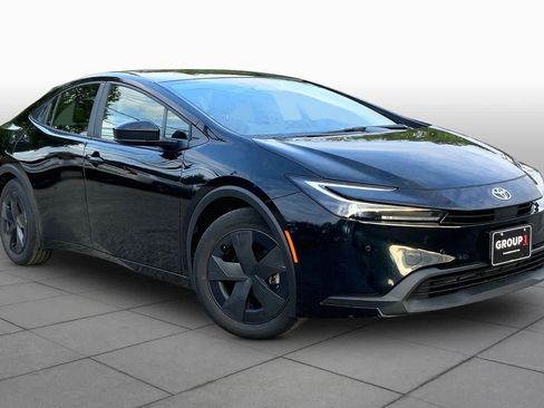Used 2025 Toyota Prius LE FWD image 3