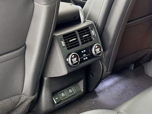 Used 2025 Land Rover Discovery Dynamic SE AWD/4WD image 16