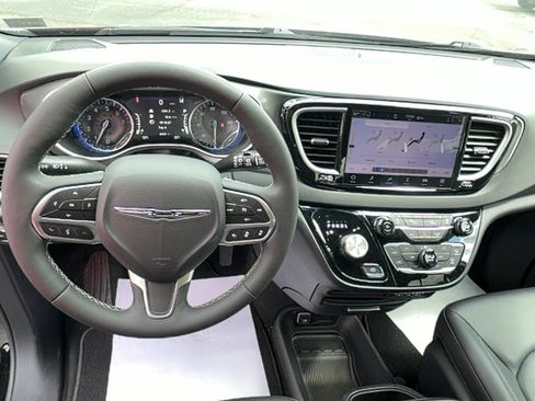 Used 2025 Chrysler Pacifica Select FWD image 13