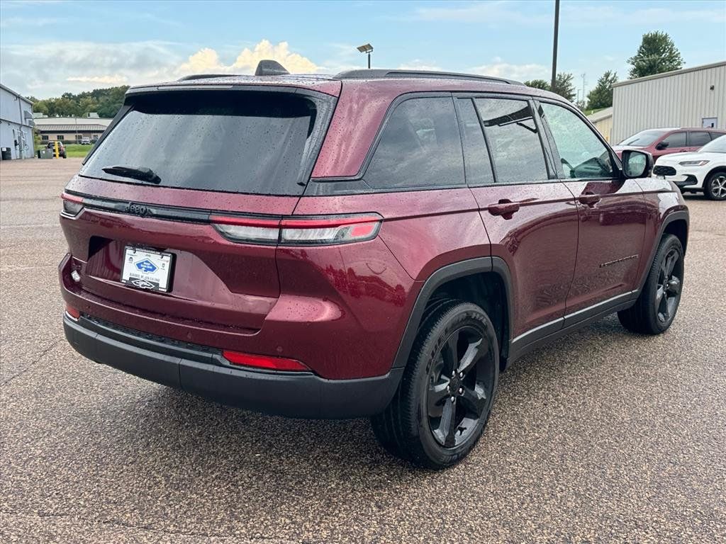Used 2024 Jeep Grand Cherokee Altitude AWD/4WD image 4