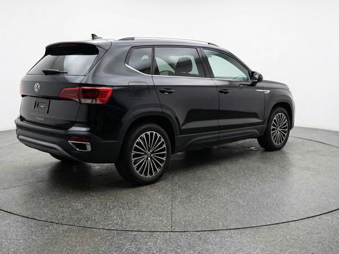 Used 2025 Volkswagen Taos SE image 9