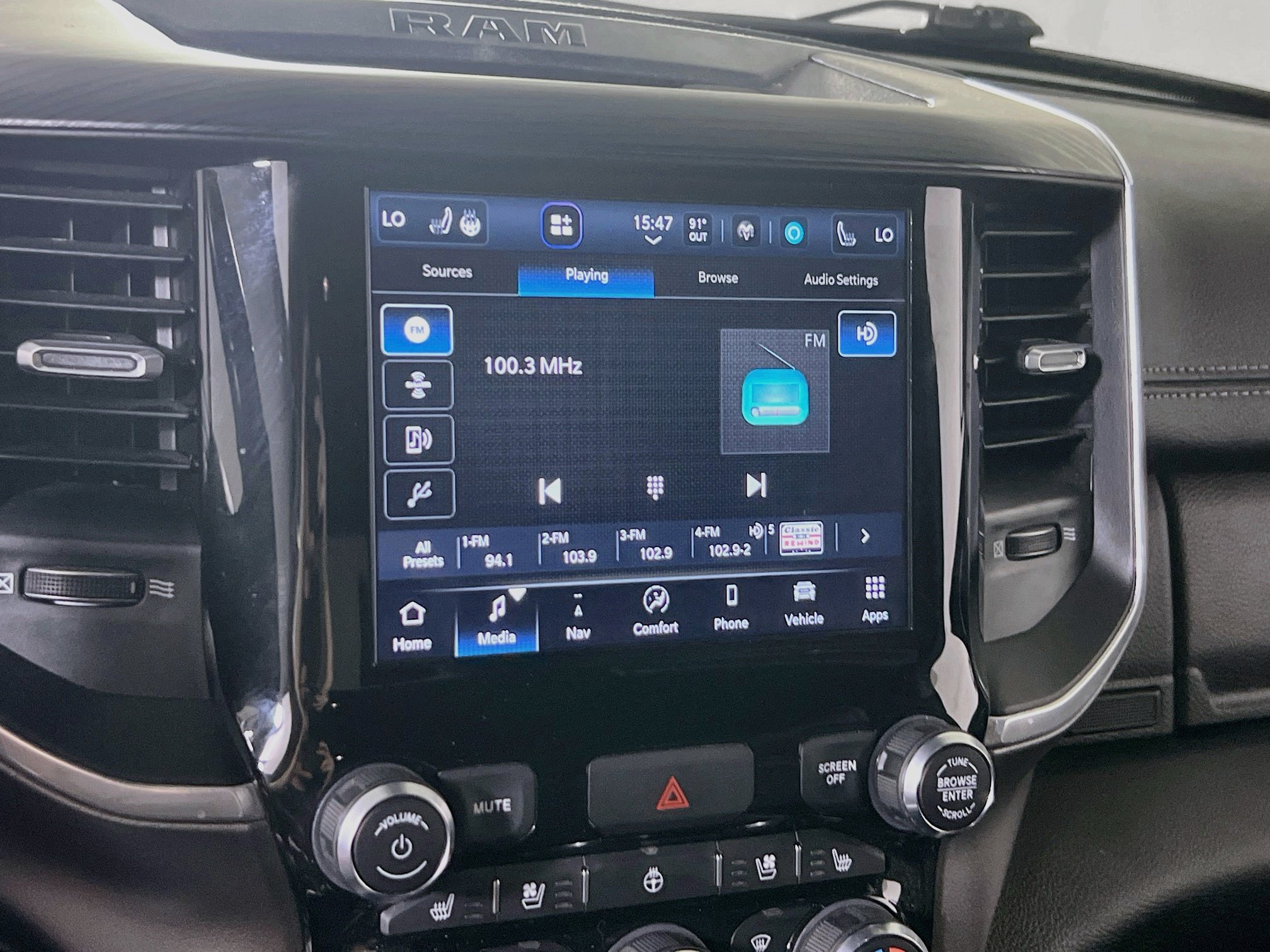 Used 2023 RAM 1500 Laramie AWD/4WD image 15