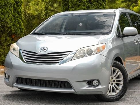 Used 2015 Toyota Sienna XLE w/ XLE Navigation Package FWD image 2