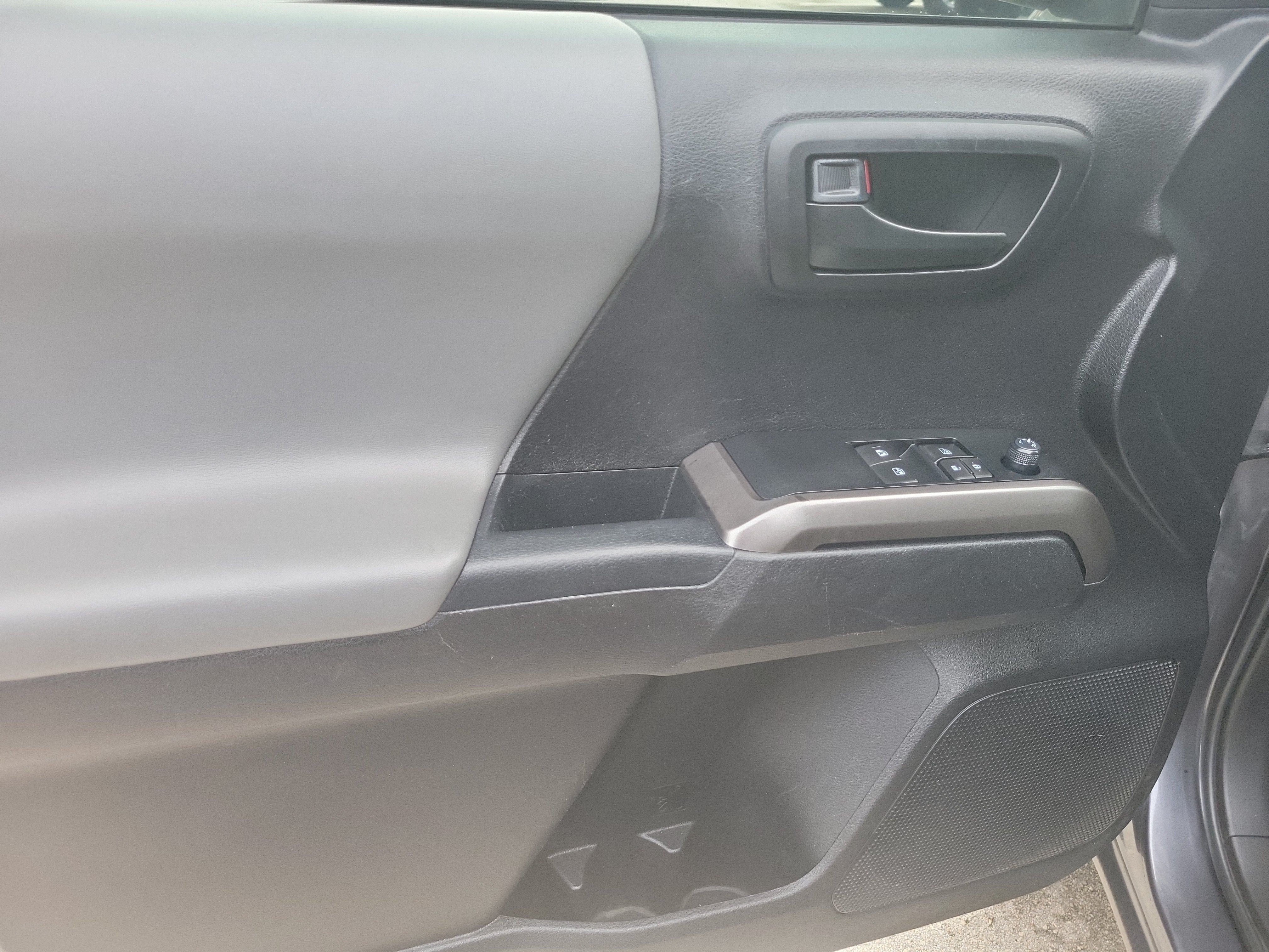 Used 2022 Toyota Tacoma SR5 RWD image 11