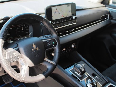 Used 2023 Mitsubishi Outlander SE image 4