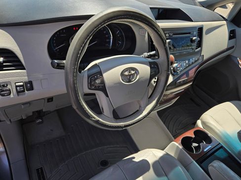 Used 2011 Toyota Sienna XLE FWD image 18