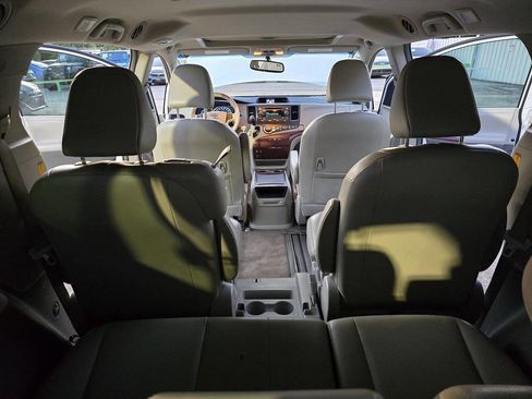 Used 2013 Toyota Sienna XLE image 55