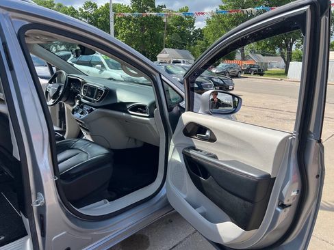 Used 2018 Chrysler Pacifica Touring-L FWD image 20