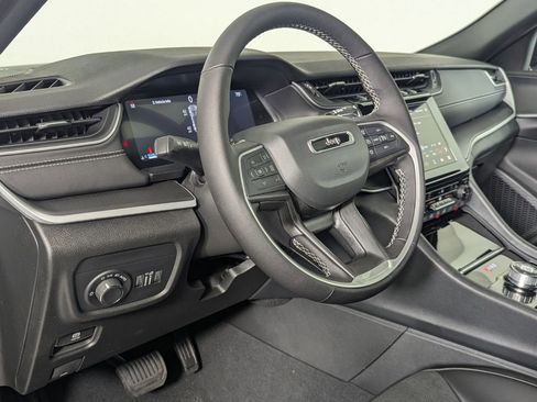 New 2025 Jeep Grand Cherokee Altitude image 13