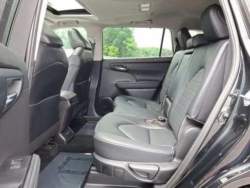 Used 2021 Toyota Highlander XLE AWD/4WD image 11