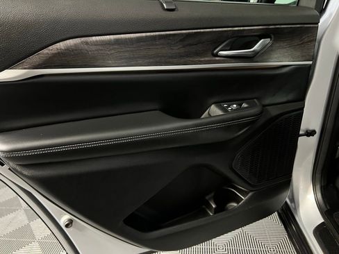 Used 2024 Jeep Grand Cherokee L Limited w/ Luxury Tech Group II image 28