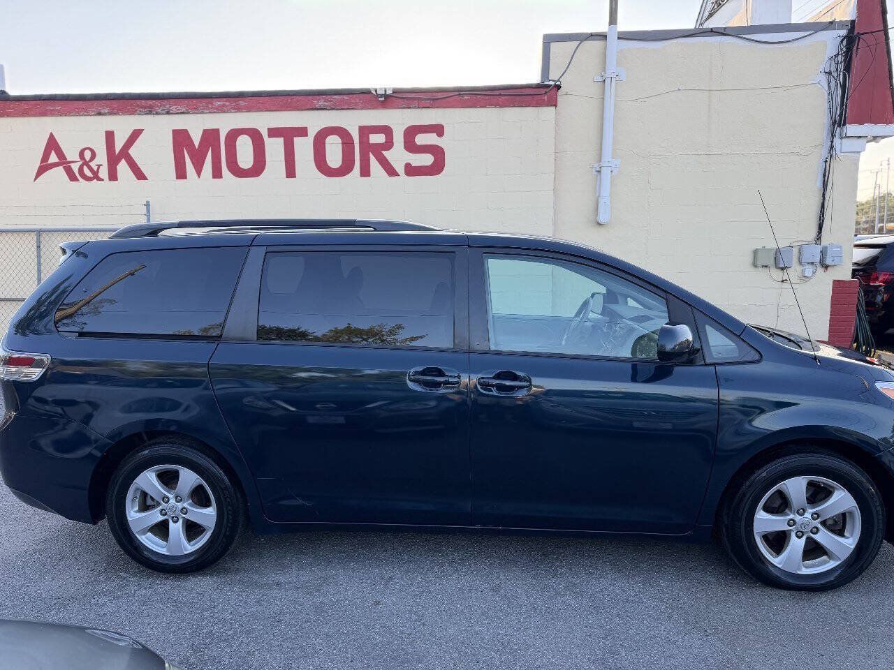 Used 2011 Toyota Sienna LE w/ Towing Pkg FWD image 9