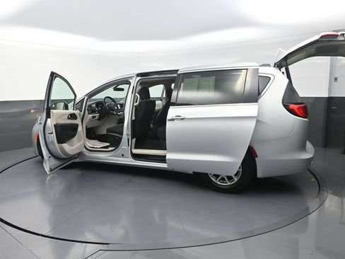 Used 2022 Chrysler Voyager LX FWD image 33