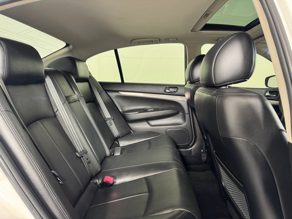Used 2015 INFINITI Q40 w/ Navigation Package RWD image 19