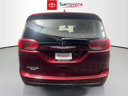 Used 2017 Chrysler Pacifica Touring-L FWD image 5