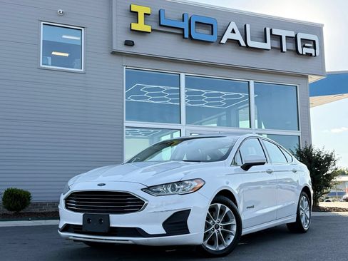 Used 2019 Ford Fusion SE FWD image 1