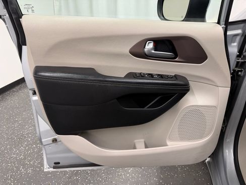 Used 2023 Chrysler Voyager LX FWD image 9