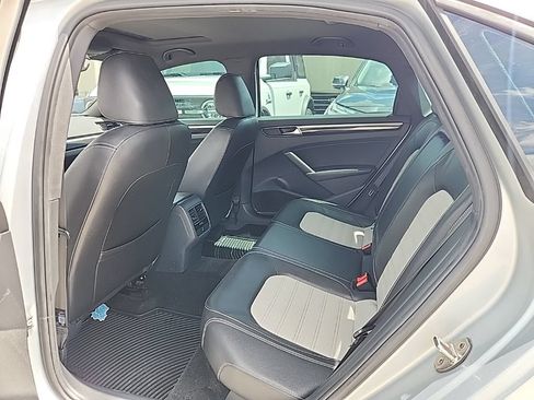 Used 2018 Volkswagen Passat GT FWD image 3