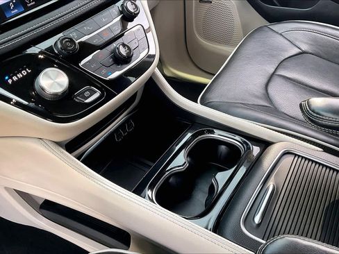 Used 2022 Chrysler Pacifica Limited image 15