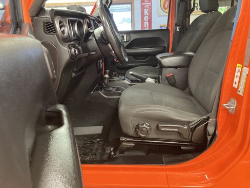 Used 2018 Jeep Wrangler Unlimited Sahara AWD/4WD image 11