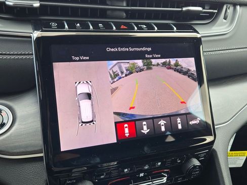 New 2025 Jeep Grand Cherokee Limited w/ Luxury Tech Group II image 32