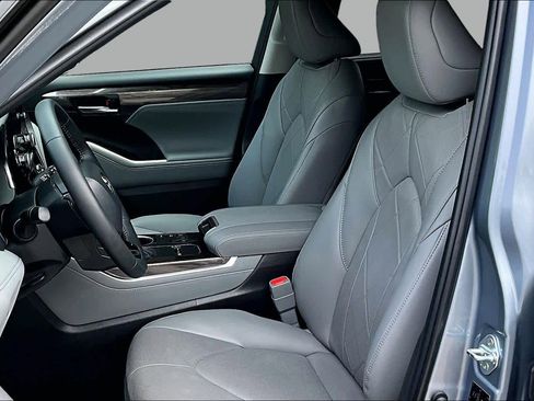 Certified 2024 Toyota Highlander Platinum AWD/4WD image 9