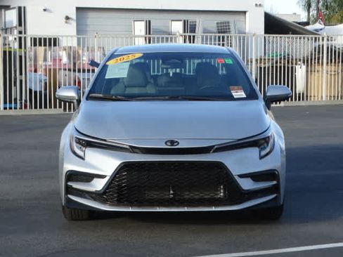 Used 2025 Toyota Corolla SE image 3