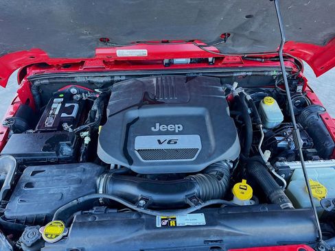 Used 2015 Jeep Wrangler Unlimited Sahara w/ Dual Top Group AWD/4WD image 26