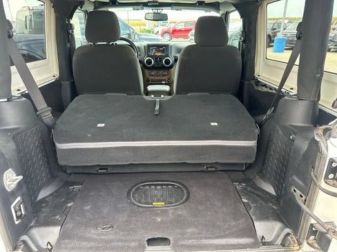 Used 2017 Jeep Wrangler Rubicon w/ Connectivity Group AWD/4WD image 24