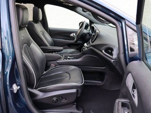Used 2025 Chrysler Pacifica Limited FWD image 31