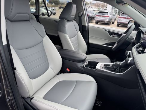 Used 2025 Toyota RAV4 XLE Premium image 28