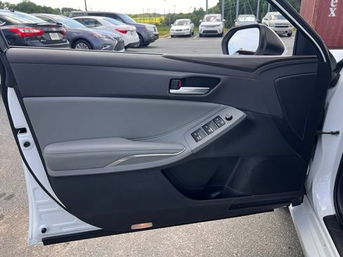 Used 2019 Toyota Avalon XLE w/ Moonroof Package FWD image 10