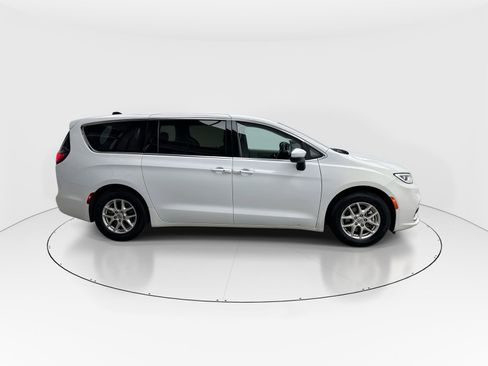 Used 2023 Chrysler Pacifica Touring-L image 9