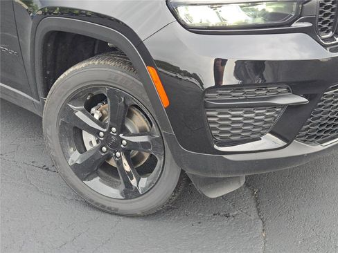 New 2025 Jeep Grand Cherokee Altitude image 3
