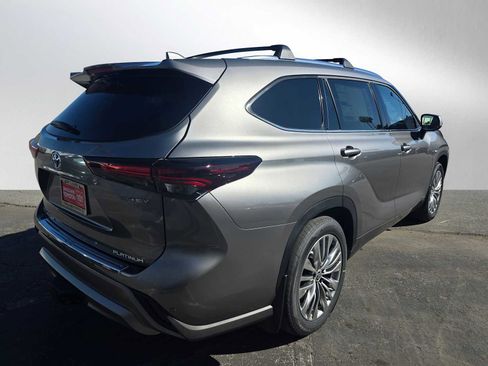 New 2026 Toyota Highlander Platinum image 3