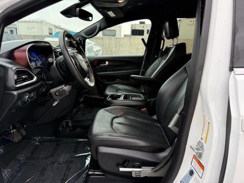 Used 2020 Chrysler Pacifica Touring-L FWD image 16