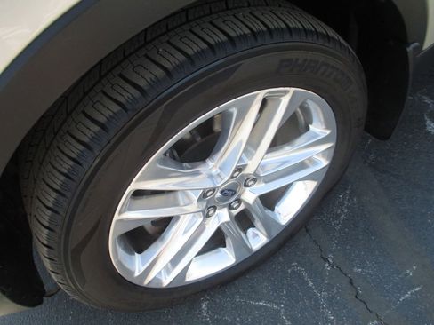 Used 2017 Ford Explorer XLT w/ Equipment Group 202A AWD/4WD image 13